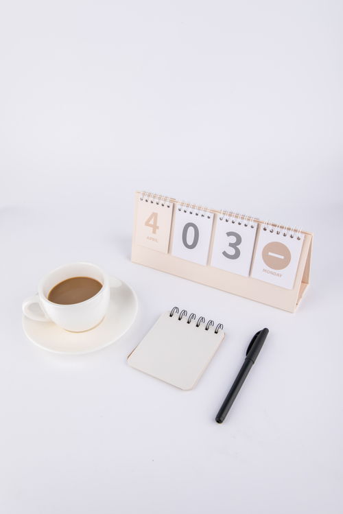 咖啡便签本与科技办公美学 工业自动化时代的商务摄影图鉴